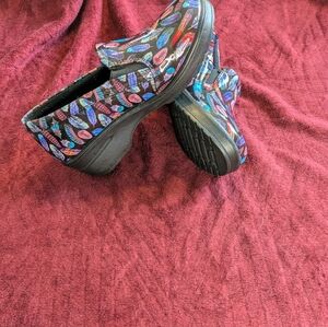 Easy Works women's blk/multi tie dye feathers slip resistant clogs size 7W